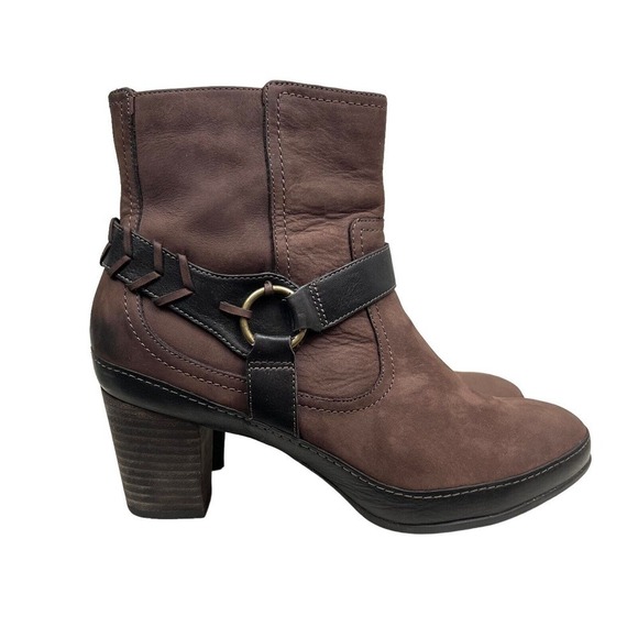Clarks Artisan Ankle Boot Brown Nubuck Harness Strap Block Heel Zip Women Sz 9M - Picture 1 of 9